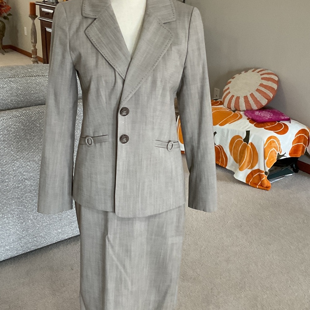 Elegant Women's Tauoe and Greyish  Suit Set